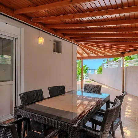 Seaview House W Balcony And Garden In 公寓